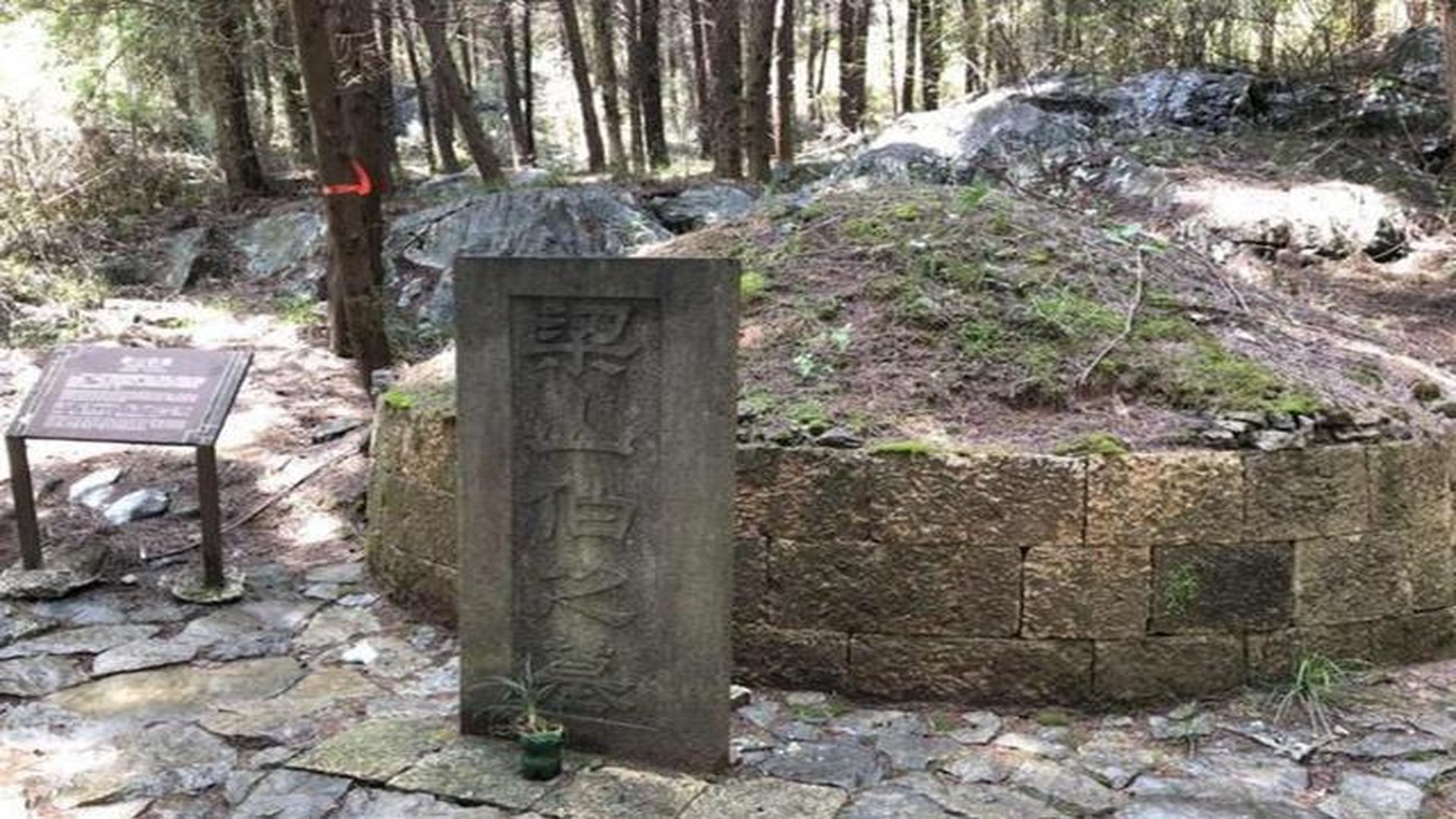 1997年,浙江古庙发现梁山伯墓,墓碑保存完好,揭开梁祝化蝶真相