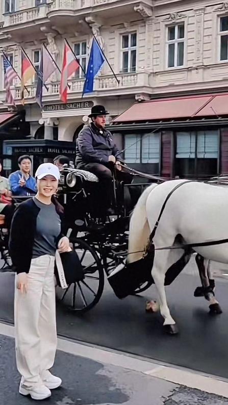 58岁付笛声全家旅居国外!任静戴30w手镯似少女,与儿媳同框似姐妹