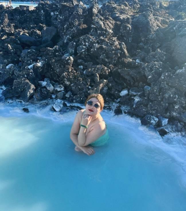 杨天真泳装温泉照大方秀背部线条 健身效果惊艳展现