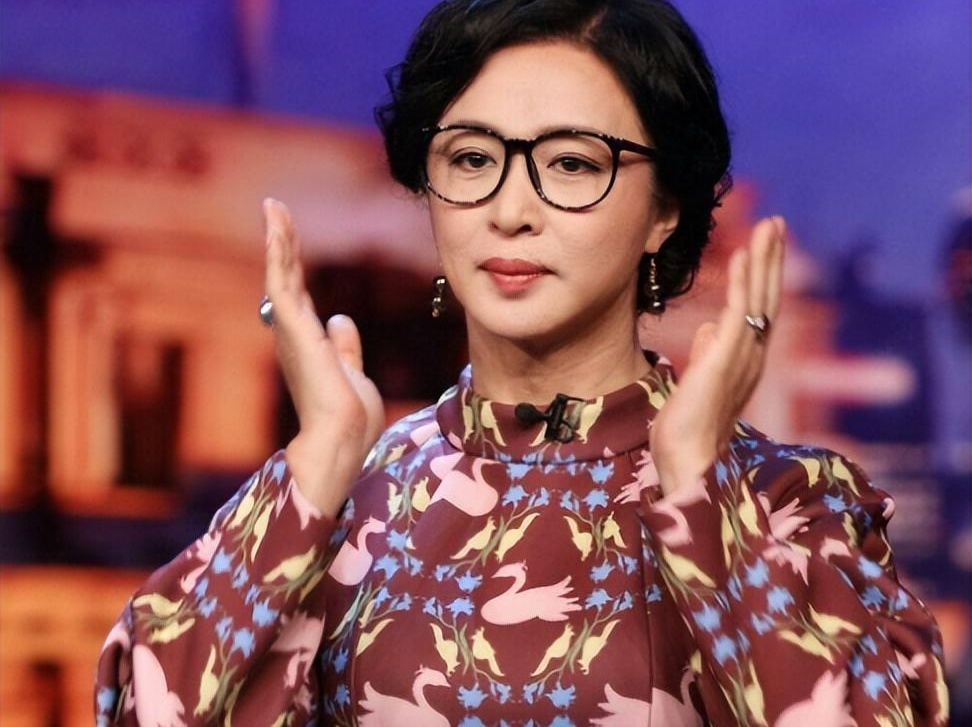 肯波琳:曾是金星首妻,离异孕身成往事,如今生活如何?