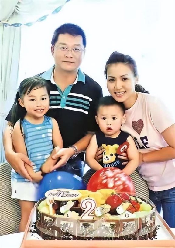 香港歌手黎瑞恩:人到中年离异患病49岁自己抚养孩子,至今未婚