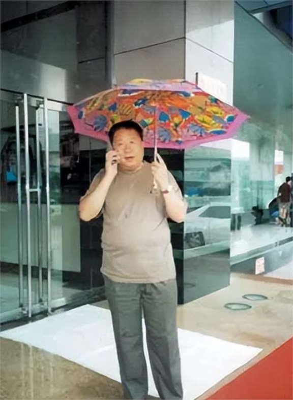 牛振华:从厨师逆袭为著名笑星,酒驾离世19年后妻女现状如何?