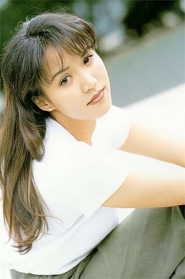 香港歌手黎瑞恩:人到中年离异患癌49岁自己抚养子女,没再婚