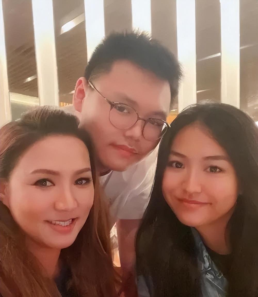 香港歌手黎瑞恩:人到中年离异患癌49岁独自抚养子女,没再婚