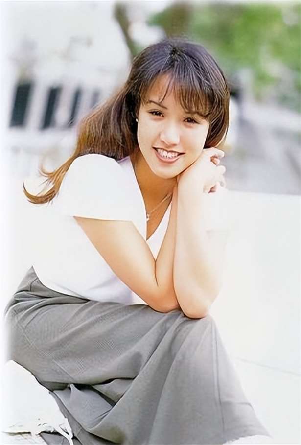 香港歌手黎瑞恩:人到中年离异患癌49岁自己抚养子女,没再婚