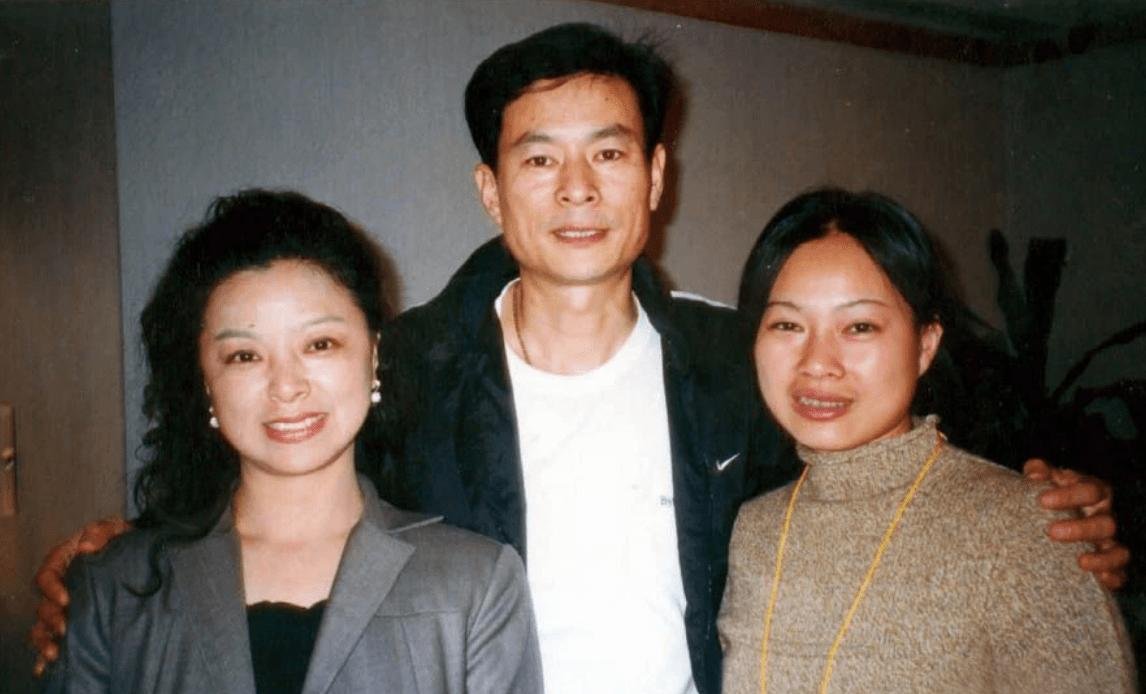 方舒:背叛丈夫陈国星,嫁小10岁屠洪刚后被抛弃,今65岁苍老难辨