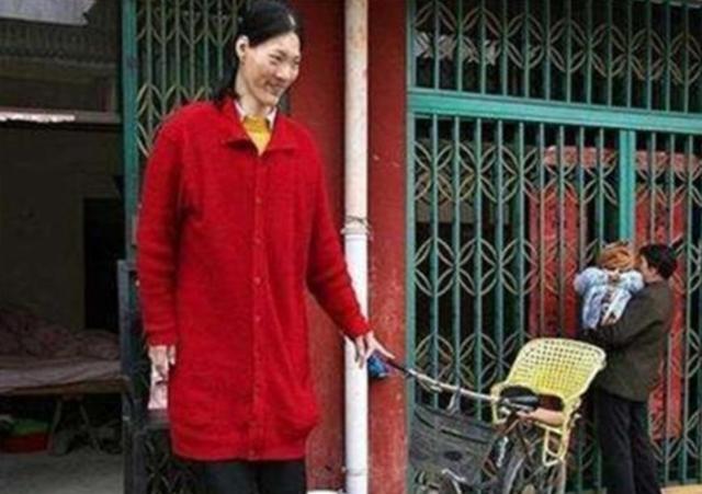 中国女巨人姚德芬图片