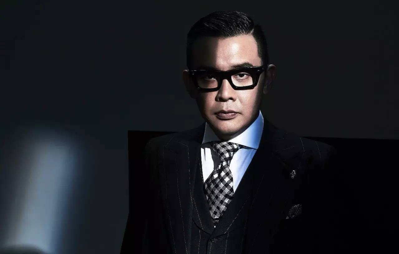 雷颂德回香港探亲,与陈慧琳叙旧打扮时尚,移居英国六年做设计师