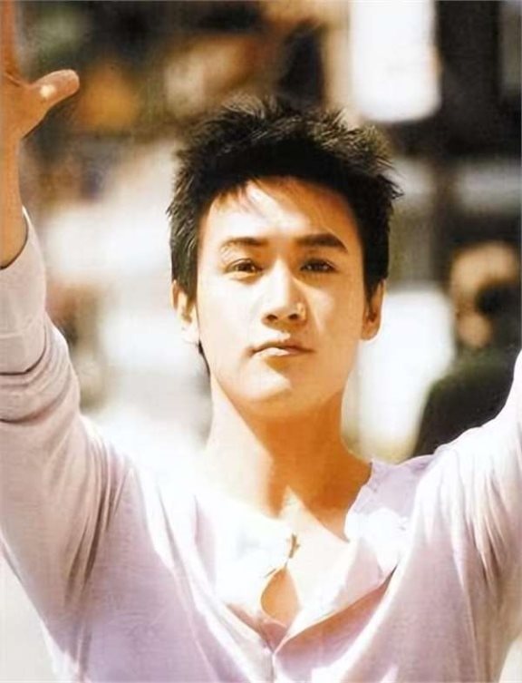 小时候嫌她土,配不上陆毅,如今气质女警无人能及