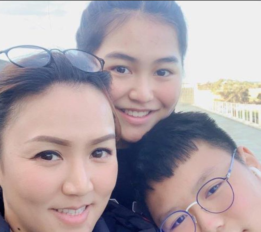 中年离异的香港歌手黎瑞恩,独自抚养子女并面对癌症挑战,未再婚