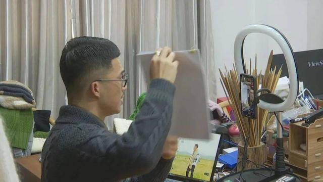 回顾广东小伙潘锐彬:回村织毛衣,一件毛衣卖8990元,年入500万