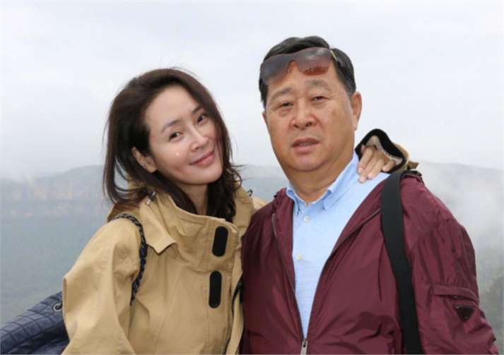 有种整容叫于明加结婚,老公胡俊变化不大,她跟变了一个人一样