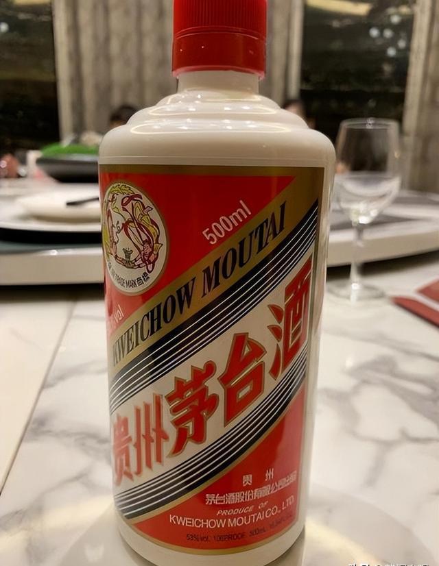 男子突发奇想,用茅台酒瓶灌二锅头,没成想拿去鉴定竟被说是真品