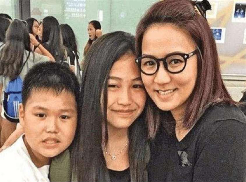 香港歌手黎瑞恩:人到中年离异患癌49岁独自抚养子女,没有再婚