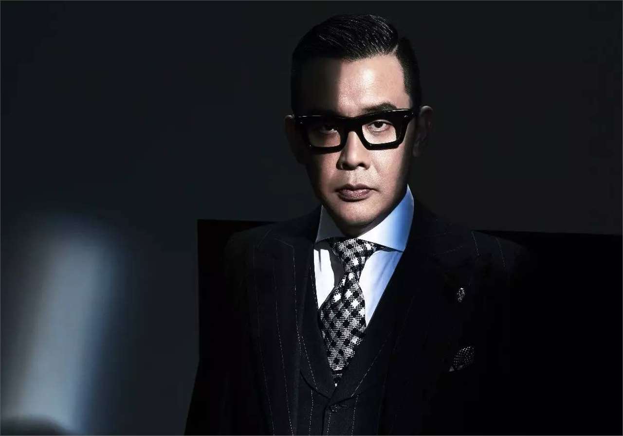 雷颂德回香港探亲,与陈慧琳叙旧打扮时尚,已经移居英国六年了