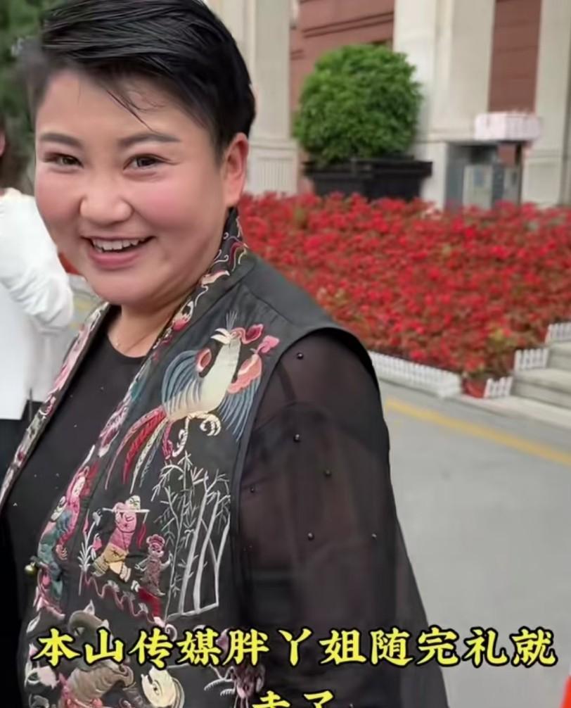 赵丹三年后罕见现身关思慧婚礼 重回昔日胖胖模样