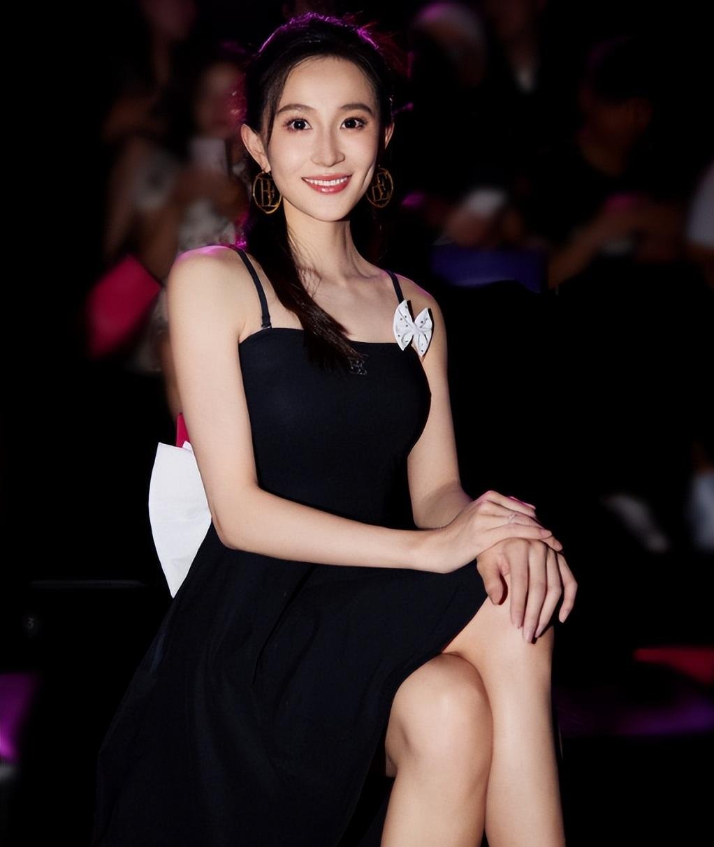 体操尤物张豆豆瑜伽照,肤白貌美大长腿,看完感觉恋爱了