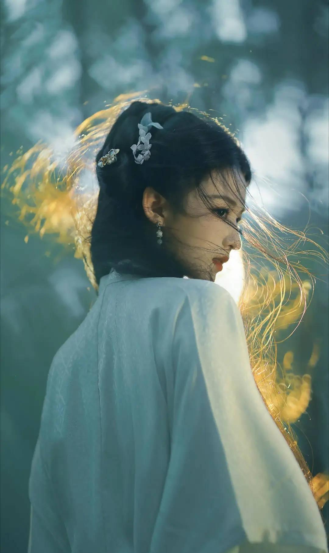 王楚然素装执剑,英姿飒爽,青丝飘逸,气质清冷脱俗如仙女下凡