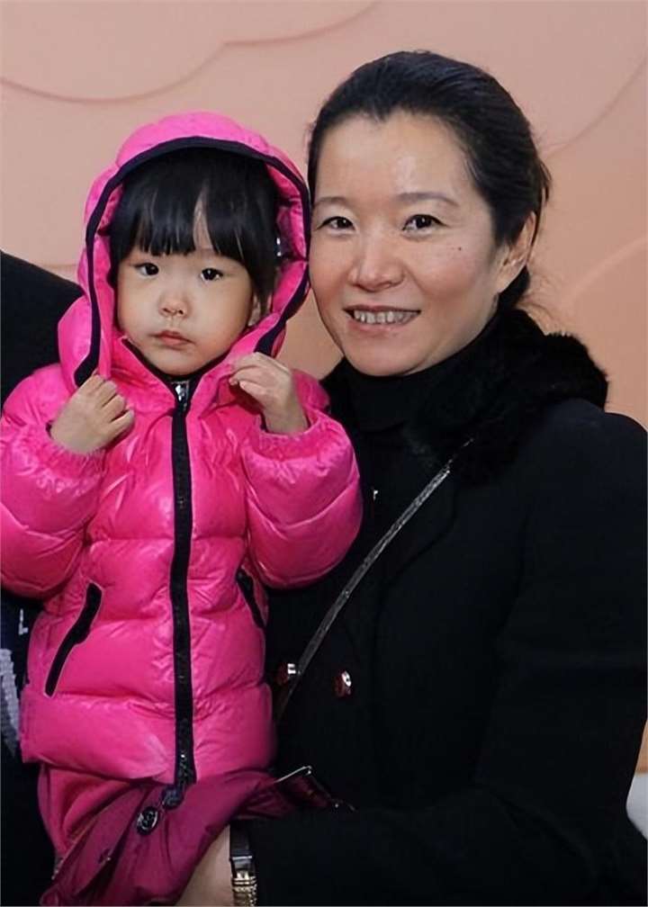 刘国梁妻子:因爱前赴日本,变身亿万富婆,孕育两个女儿走向巅峰