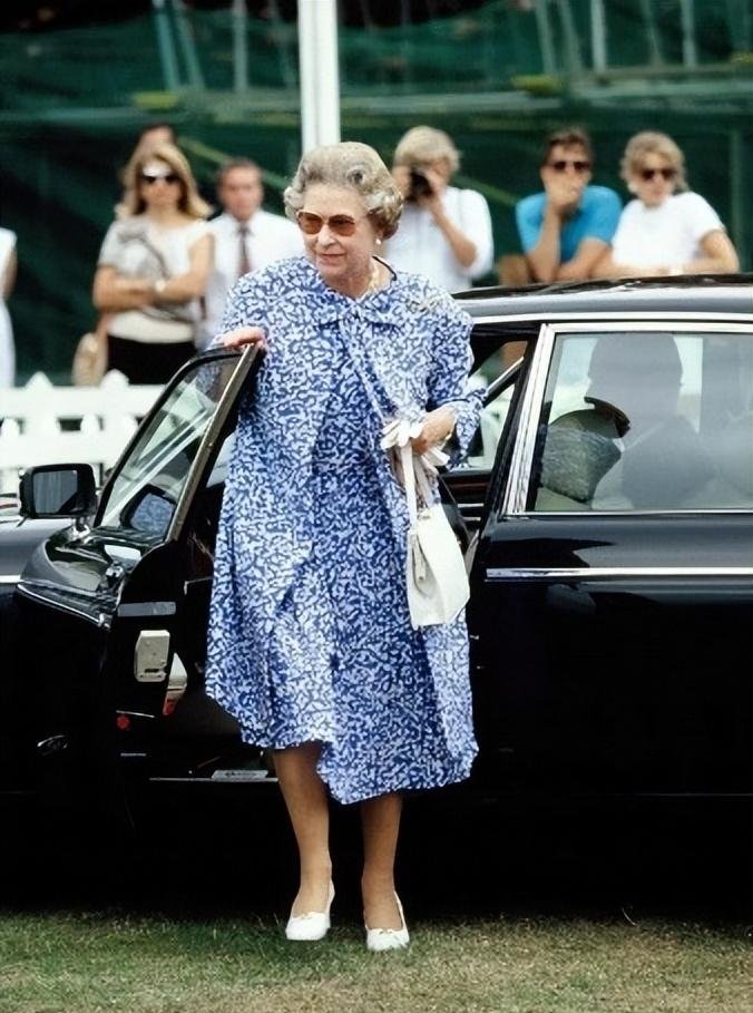 英女王身高162,却从不穿"恨天高",鞋跟不超过5公分,依然文雅