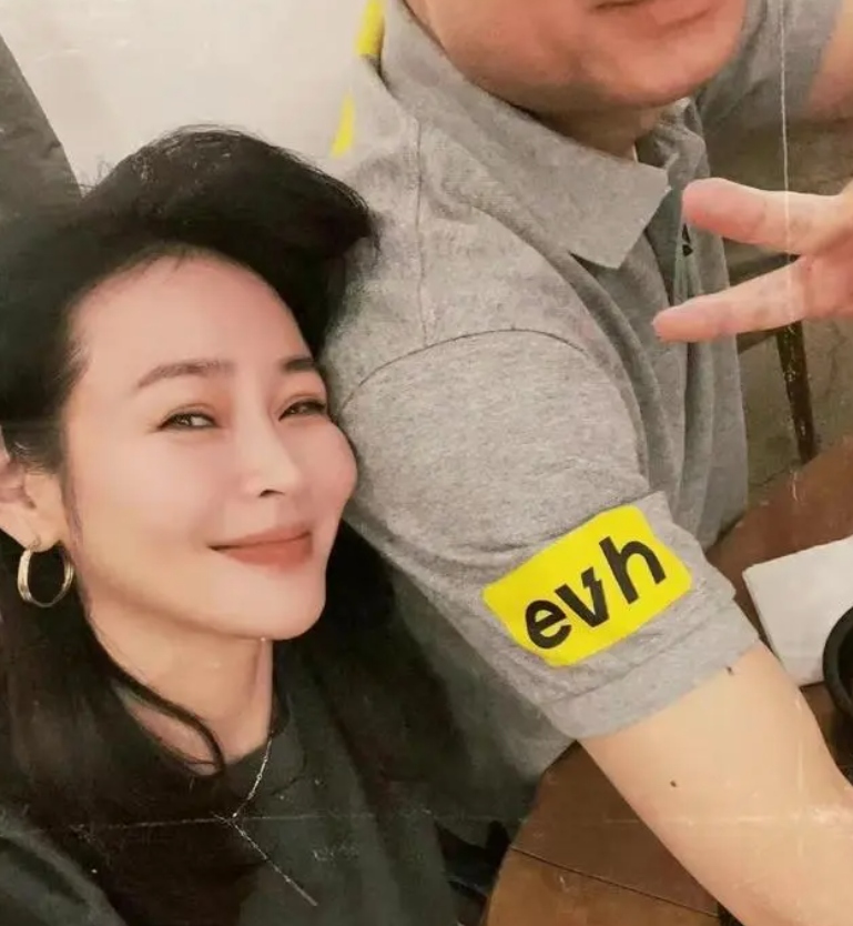 有种"整容"叫于明加结婚,老公胡俊变化不大,她却像变了一个人
