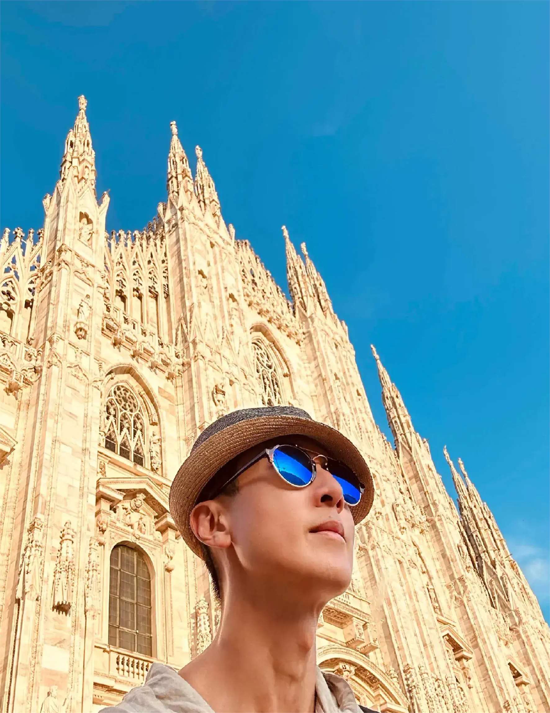 吴尊全家游米兰,max拍照风格有意境,neinei剪短发被夸:美极了