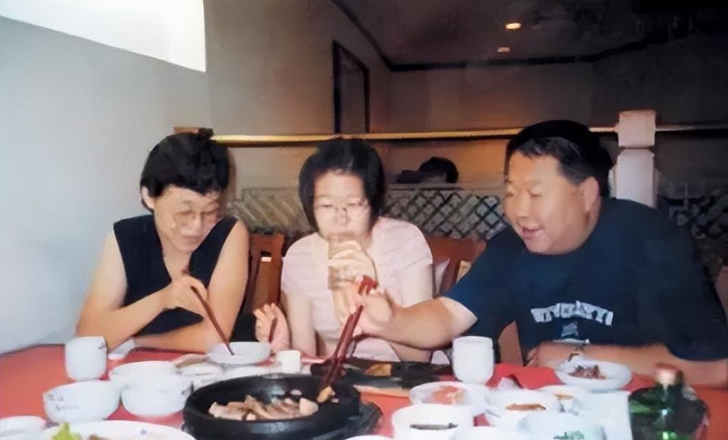 牛振华:从厨师逆袭为著名笑星,酒驾离世19年后妻女情况怎样?