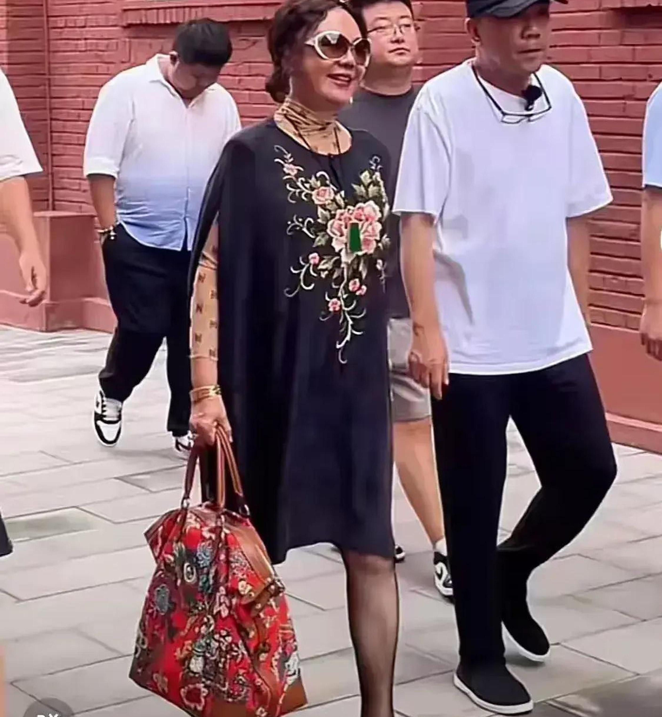 傻眼了,与小三的聊天记录曝光,天津官媒点名杨议,让其停止闹剧