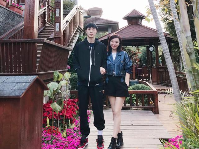 胡明轩爸爸久违现身,65岁在舞蹈学校当教练,小15岁妻子肤白貌美