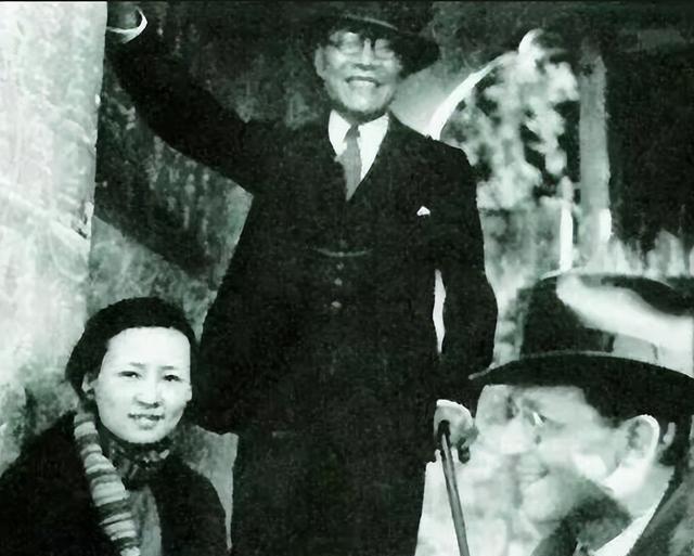 1948年,金岳霖和林徽因的罕见合影,死后葬在林徽因墓旁边!