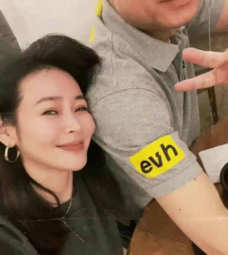 于明加结婚后变样老公胡俊变化不大引热议