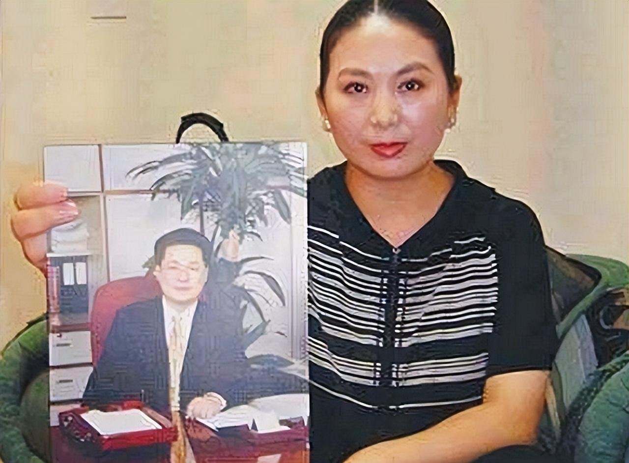 2006年,死刑犯袁宝璟坦然赴死,临行前戴白围巾,和妻子拥抱告别