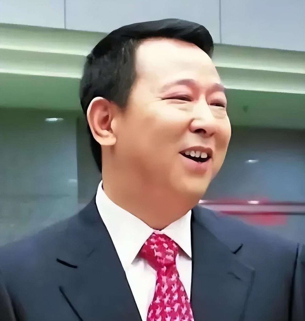 2006年,死刑犯袁宝璟坦然赴死,临行前戴白围巾,和妻子拥抱告别