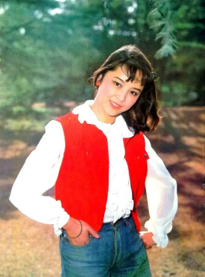 演员宋忆宁,6岁就演戏,嫁同班同学生一女,丈夫是大家熟悉的他