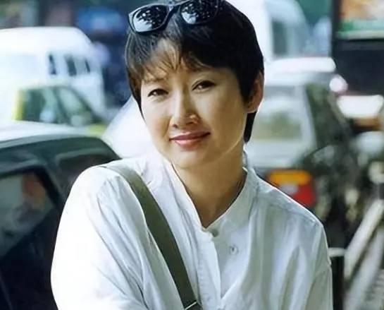 76岁王刚现状,外孙和儿子同上高中,自己白发渐老妻子风韵犹存