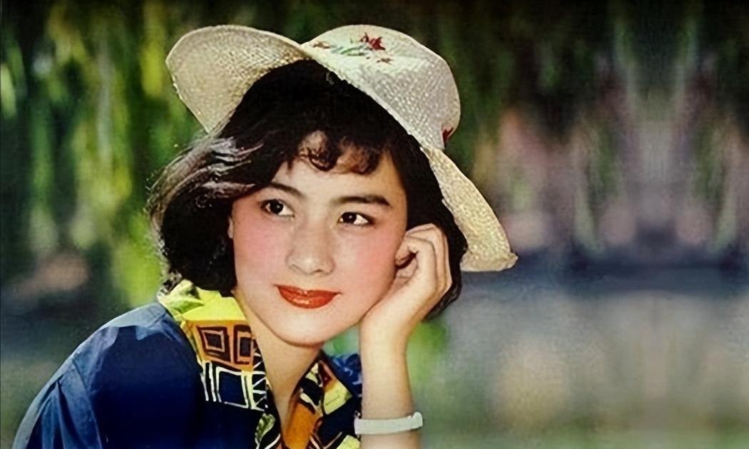 初婚嫁演员祝延平,二婚嫁杜淳老爸杜志国,如今却与儿子相依为命