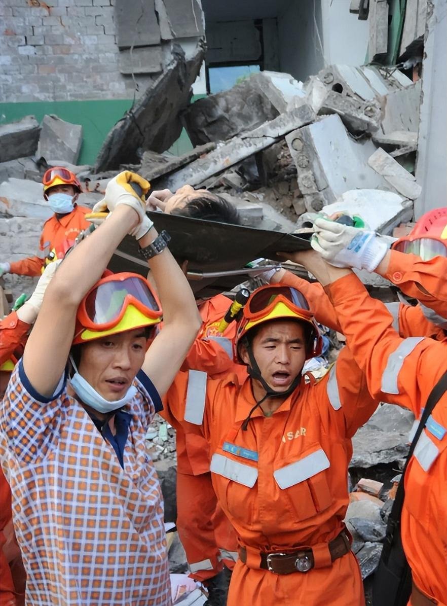 汶川地震被救女孩图片