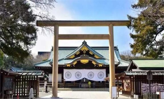 靖国神社再遭涂鸦,入口处用中文书写"厕所",评论区各执一词