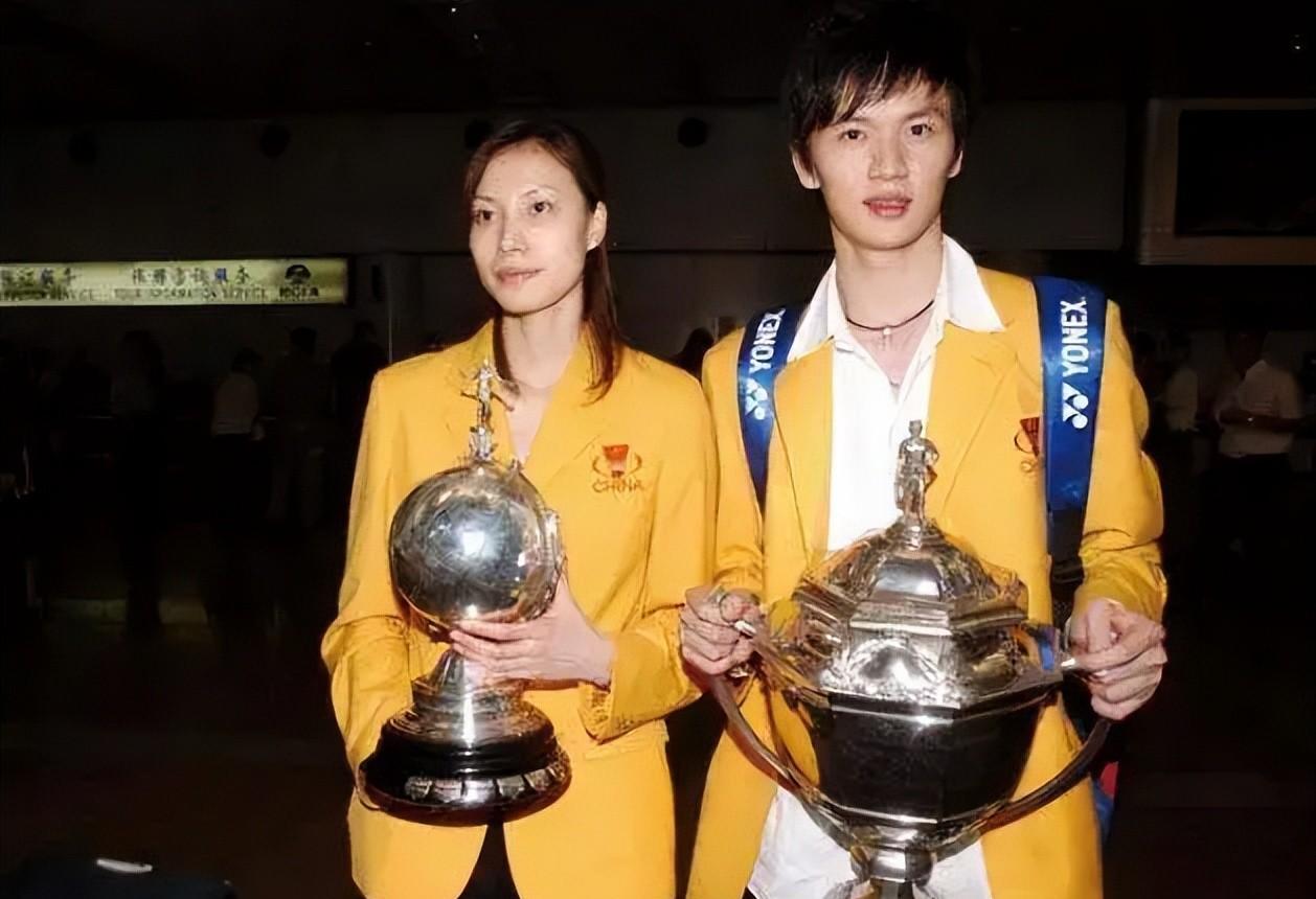 羽坛名将鲍春来,一生挚爱早已嫁人生育俩娃,可他40岁却至今未婚