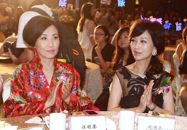 被76岁港星汪明荃惊艳,看了她和赵雅芝合影,谁更会保养一目了然