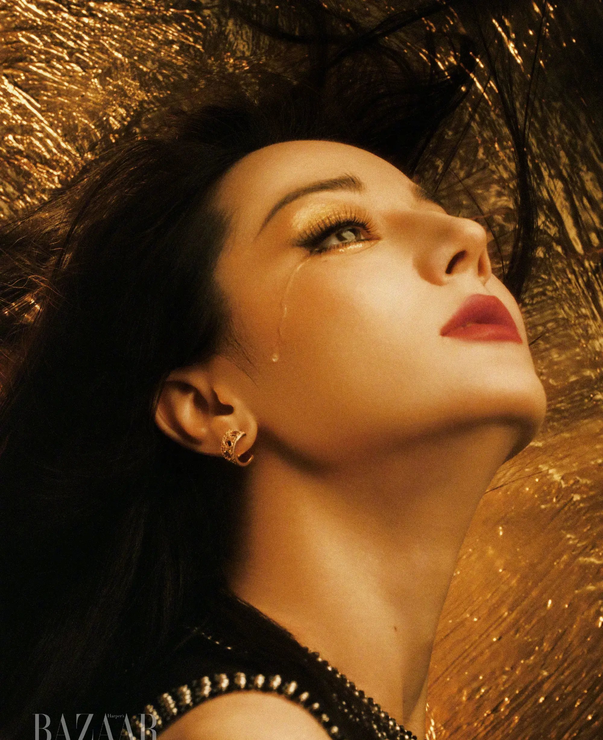 迪丽热巴登《芭莎》金九封面,披黄金战袍霸气侧漏,美艳绝伦