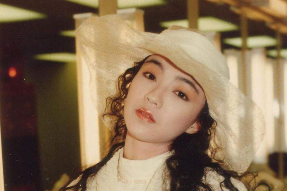 比肩邓丽君,打败梅艳芳,名噪一时的歌坛天后,如今怎样了?