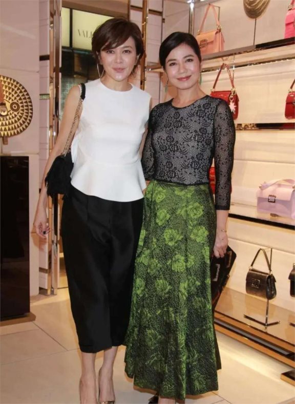 惊艳,看了钟楚红和关之琳的合照,才知道周润发为何甘愿为她捏脚