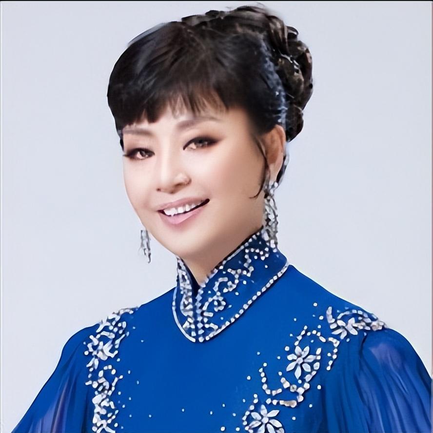 回顾殷秀梅:从不玩手机更没微信,68岁仍不花眼看歌谱不用戴眼镜