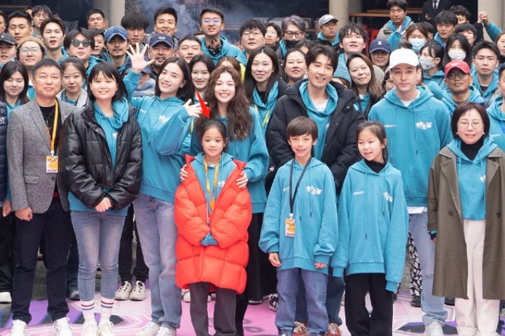 梅婷儿女近照被曝出,11岁快快长成妈妈翻版,阳阳像爸爸真帅气!