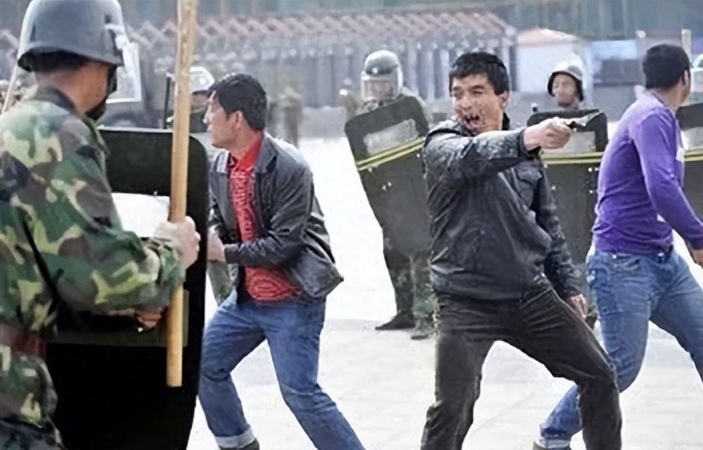 2015年新疆20多名暴徒砍杀群众,持械躲进深山,武警历时56天追凶