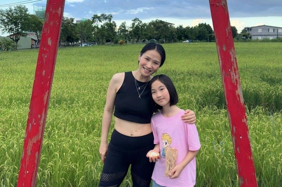 48岁袁彩云返港探亲,嫁给富豪老公移居国外,息影15年想复出拍戏