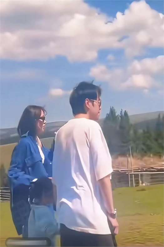 唐艺昕一家三口同框,手牵手看风景,4岁女儿樱桃遗传爸爸大长腿