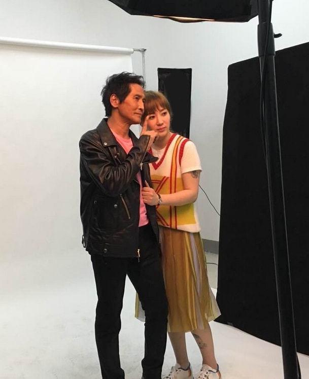 回顾孙丽雅:嫁大24岁歌手齐秦,婚后连生两胎,一家四口其乐融融