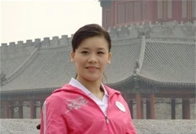 1998年,体操运动员桑兰摔成瘫痪,33岁冒死产子,被丈夫宠成公主